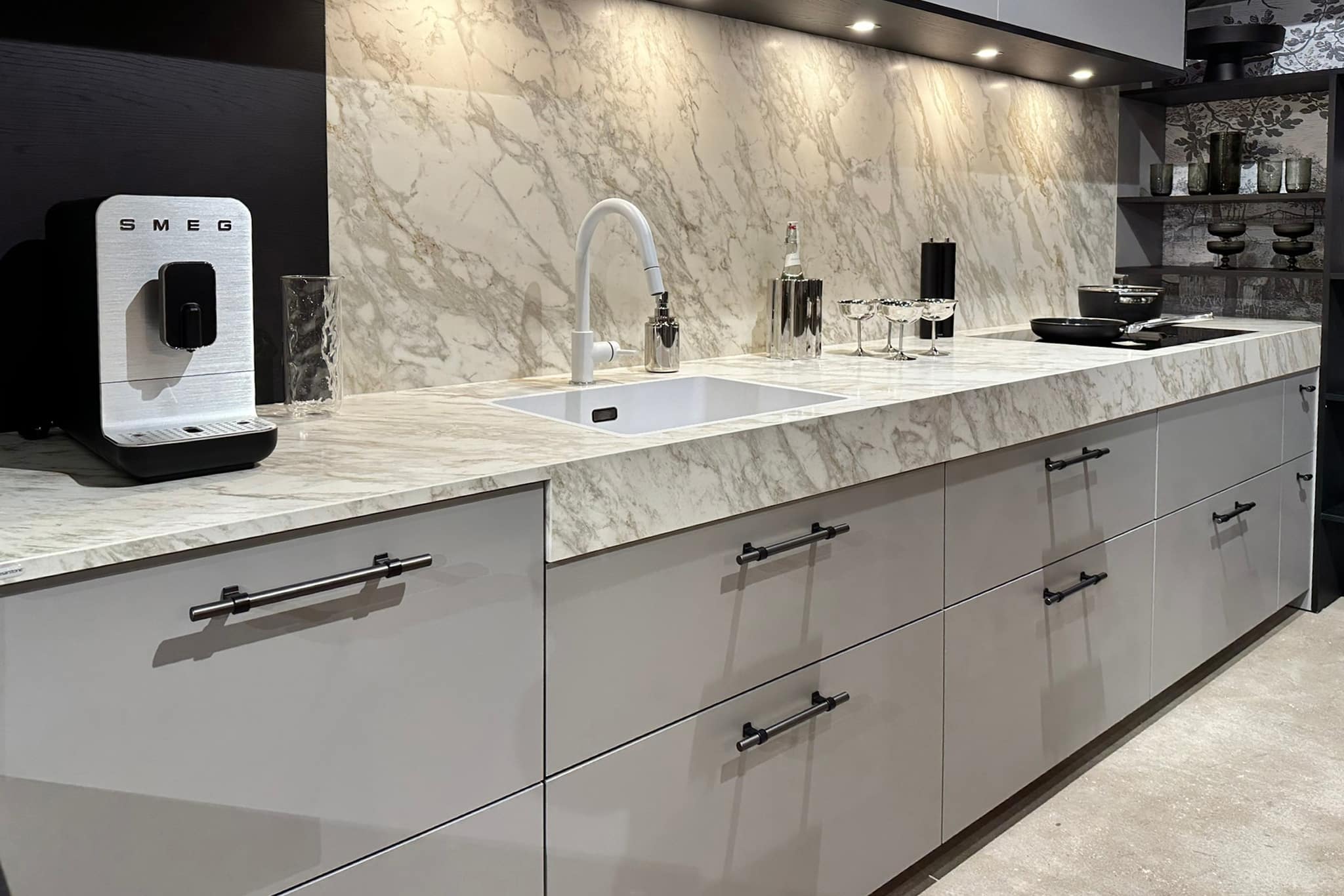 Ronde vormen en warme materialen zetten de toon bij Jetstone 1