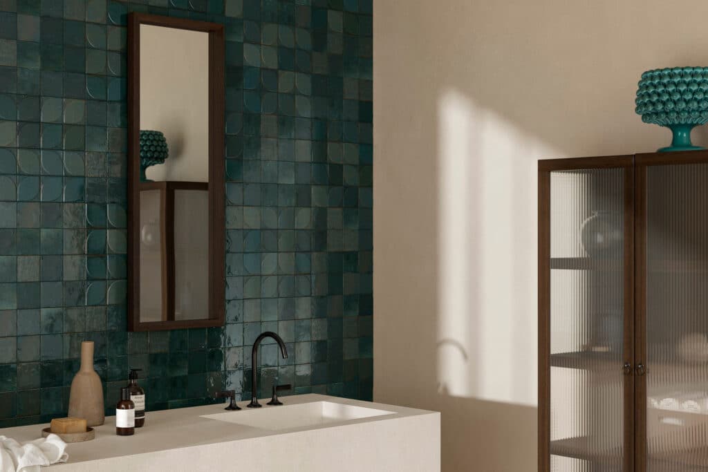 Toveren met tegels: kleur, vorm en reliëf in de badkamer 6