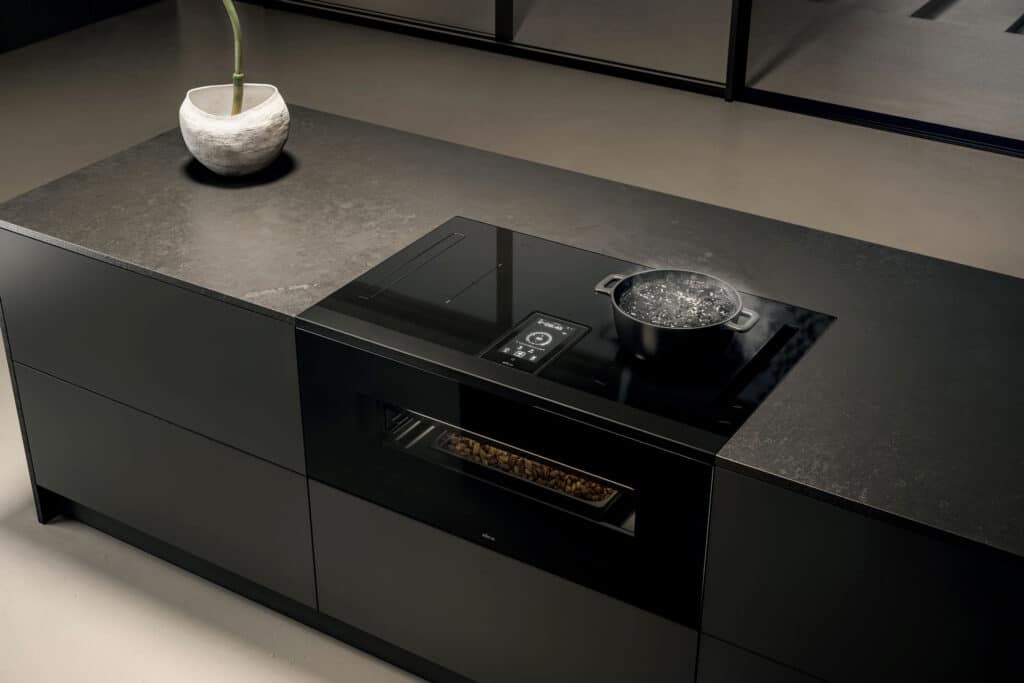 Elica presenteert Lhov: oven, inductiekookplaat en geïntegreerd afzuigsysteem in één 1